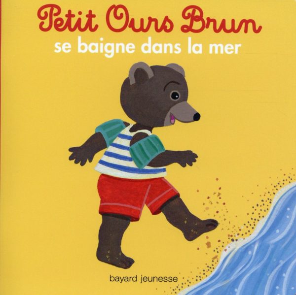 PETIT OURS BRUN SE BAIGNE DANS LA MER